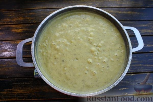 Гороховый суп-пюре с жареными шампиньонами (на курином бульоне)