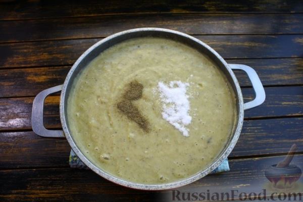 Гороховый суп-пюре с жареными шампиньонами (на курином бульоне)