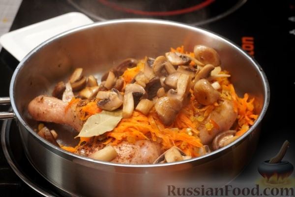 Куриные окорочка, тушенные с грибами и морковью в сливочном соусе