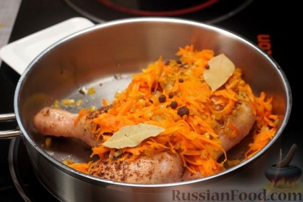 Куриные окорочка, тушенные с грибами и морковью в сливочном соусе