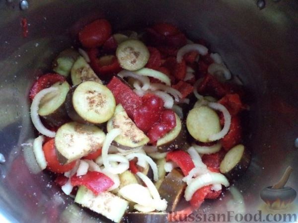 Салат на зиму "Тройка" из баклажанов, перца и помидоров