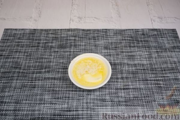 Сдобные булочки с изюмом и медово-лимонной глазурью